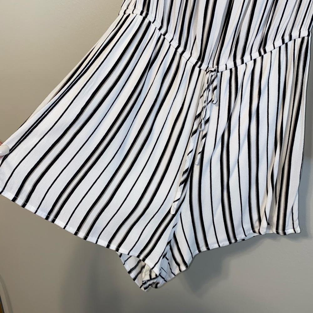 Stripped Romper! Comes with straps! - Picture 4 of 8